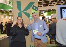 Alexandra Kastelijn and Tim Bossinga from Koppert showcasing their nominated product: Mirical. It's a cardboard tray with 10 corrugated cardboard strips, with approximately 50 Macrolophus pygmaeus on each strip. The Macrolophus pygmaeus is used in the fight against whitefly in tomatoes.